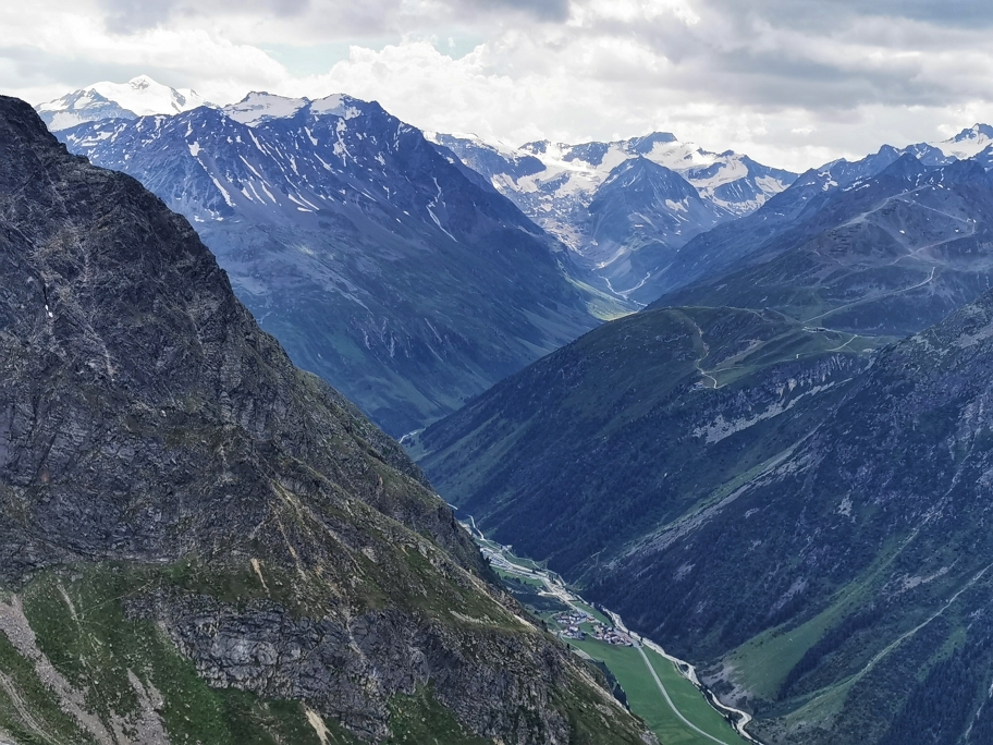Traumhafter Talblick, links die Wildspitze