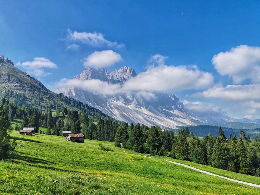 Die Geißlerspitzen am Morgen noch von Wolken umgeben