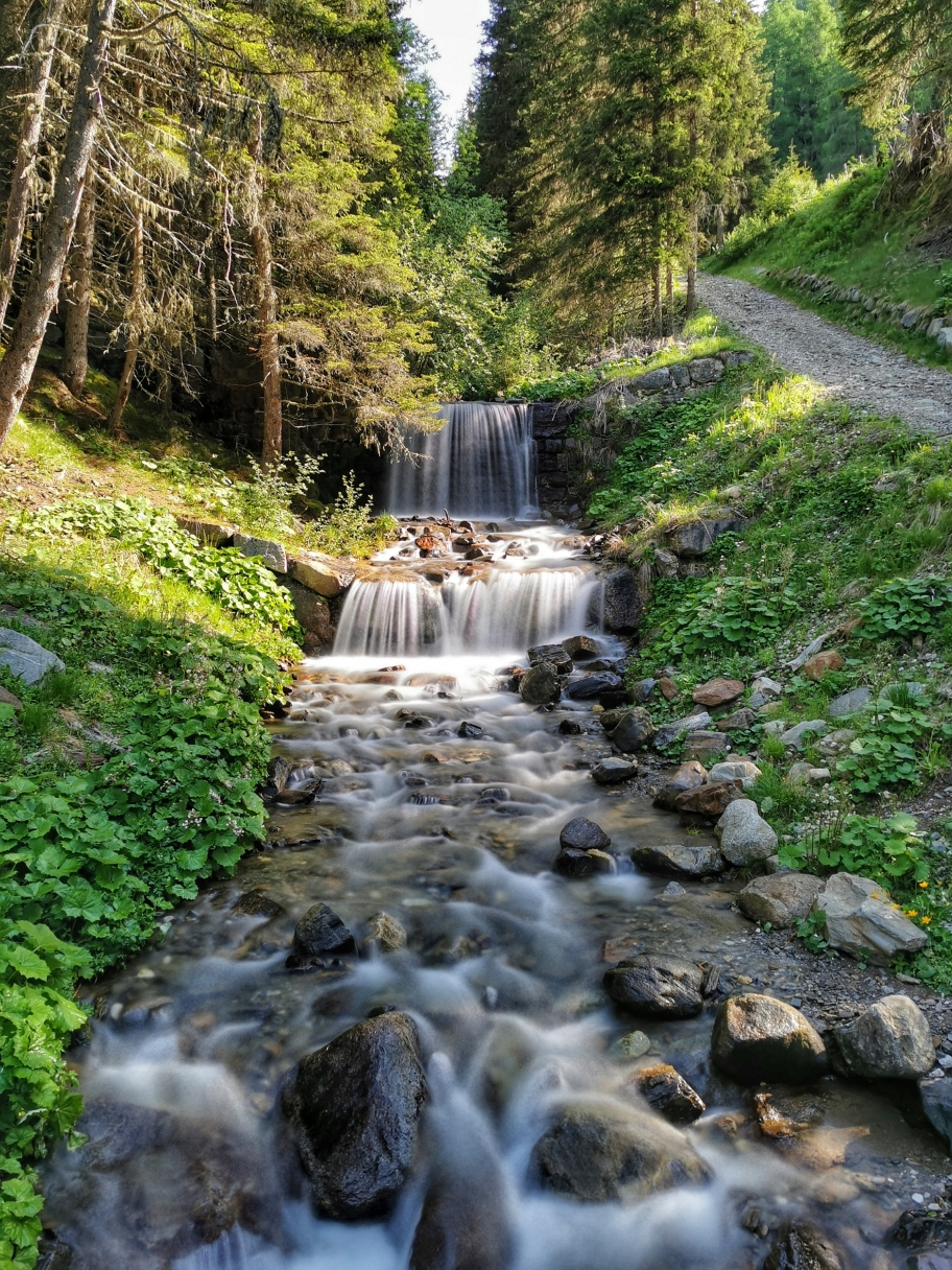 Schöner Wasserfall am Wegesrand