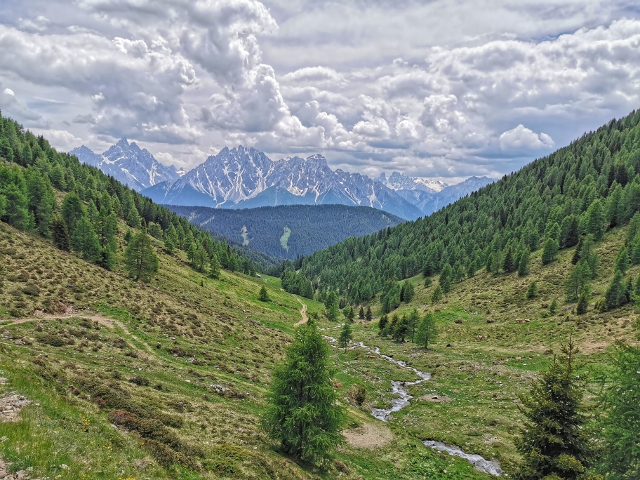 Schöner gemütlicher Weg mit toller Aussicht