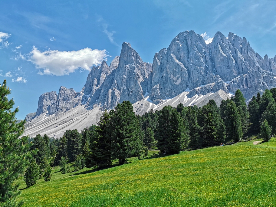 Bunte Wiesen, grüne Tannen und 1.000m hohe Felswände, die Geißlerspitzen sind eines der schönsten Orte der Dolomiten