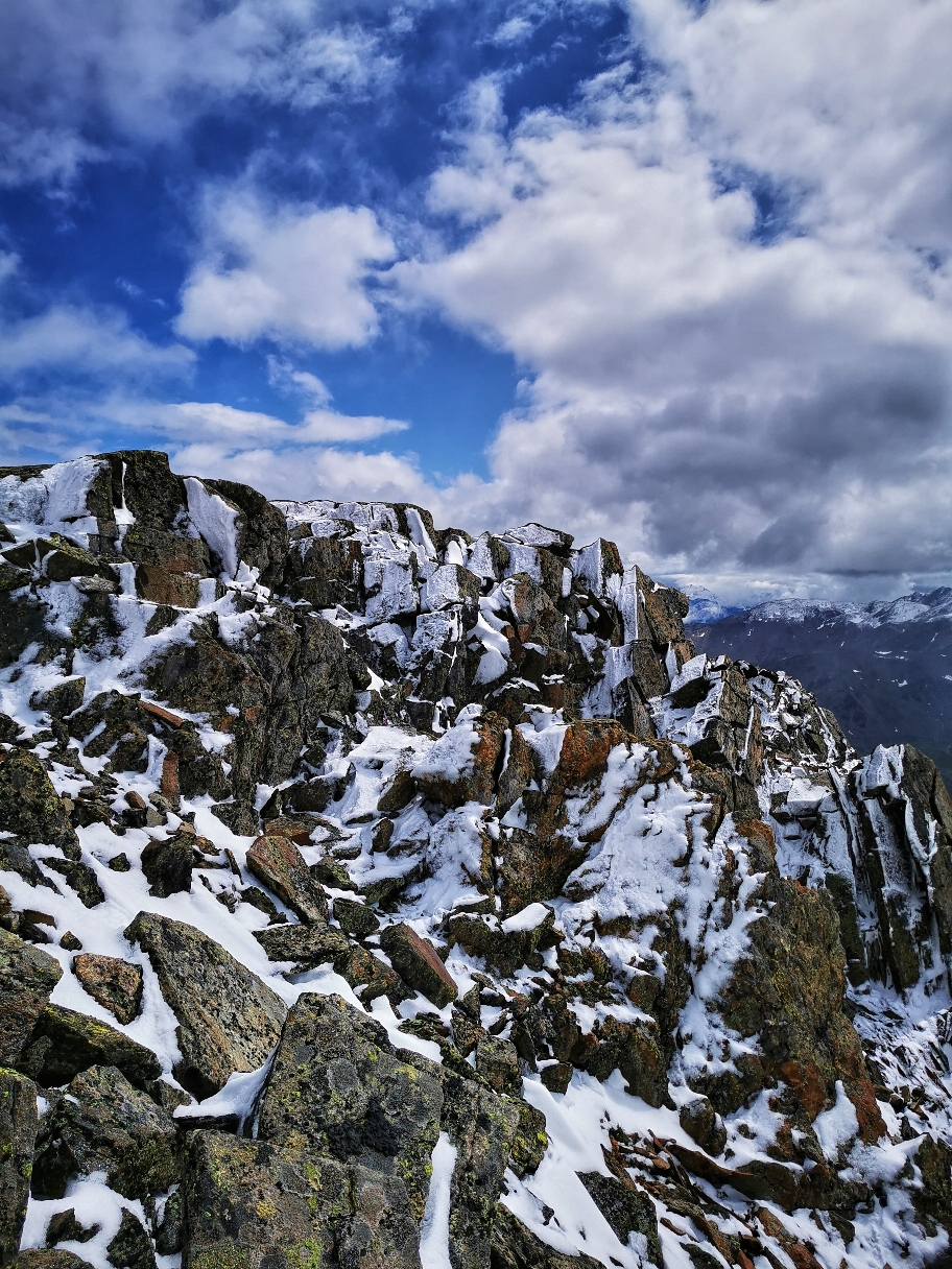 Bizarre Felsformationen, Schnee und etwas blauer Himmel