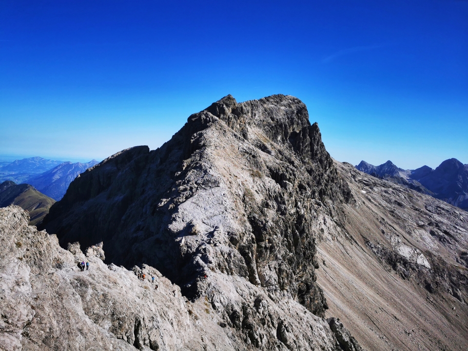 Blick auf den Bockkarkopf und die Sockelscharte