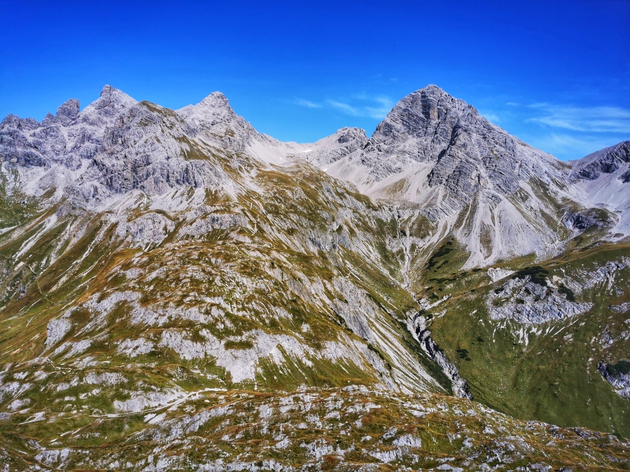 Herrliches Panorama oberhalb der Kemptner Hütte, wo der Große Krottenkopf (rechts im Bild) die Szenerie bestimmt