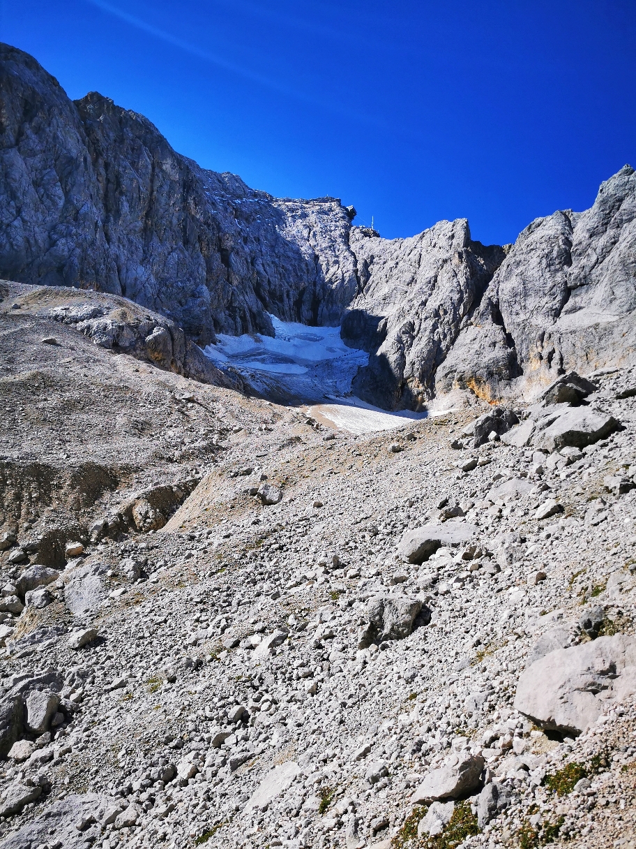 Blick auf den Gletscher, der Gipfel scheint zum Greifen nah