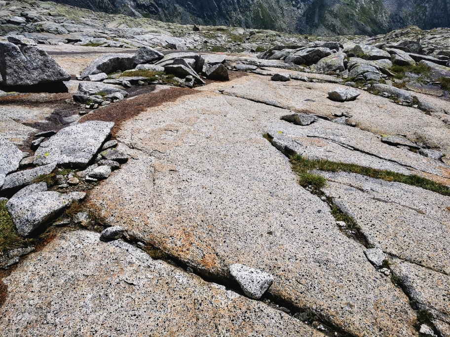 ... teilweise über Platten...
