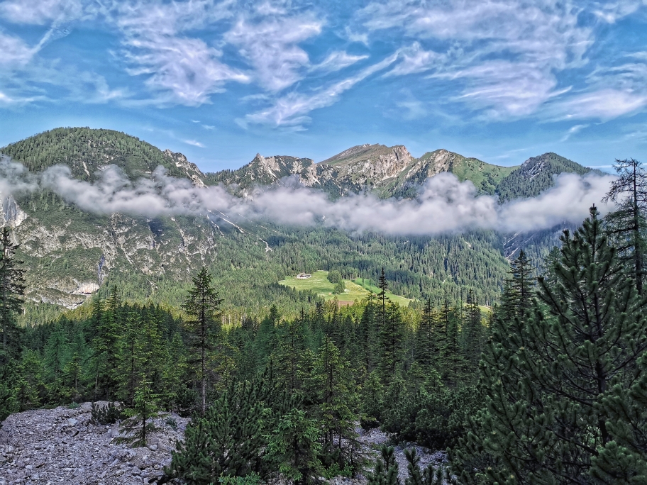 Bereits nach einer halben Stunde haben wir eine schöne Aussicht auf das Pragser Tal