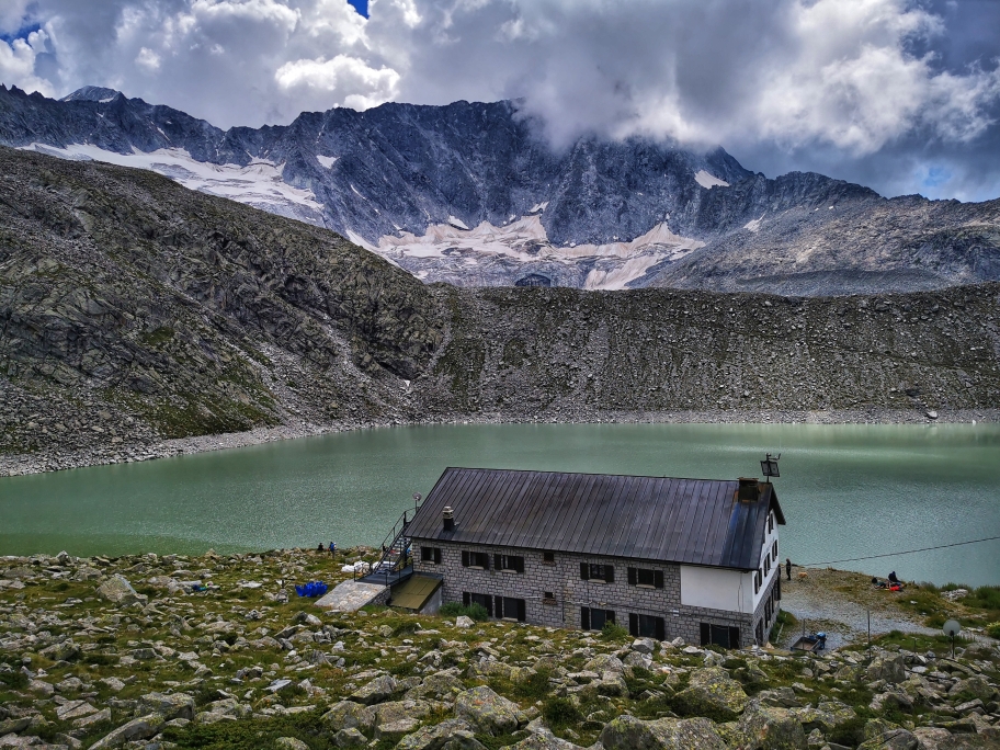 Der Monte Adamello (3.539m) bestimmt das Bild