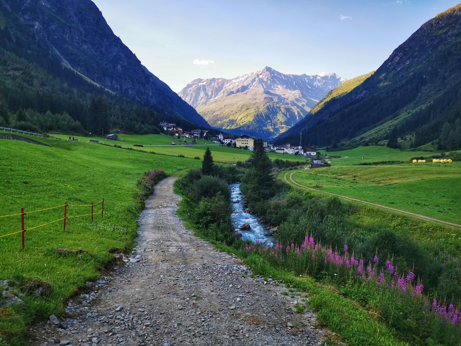 Über eine Fahrstraße folge ich dem Weg zum Pitztaler Talschluss