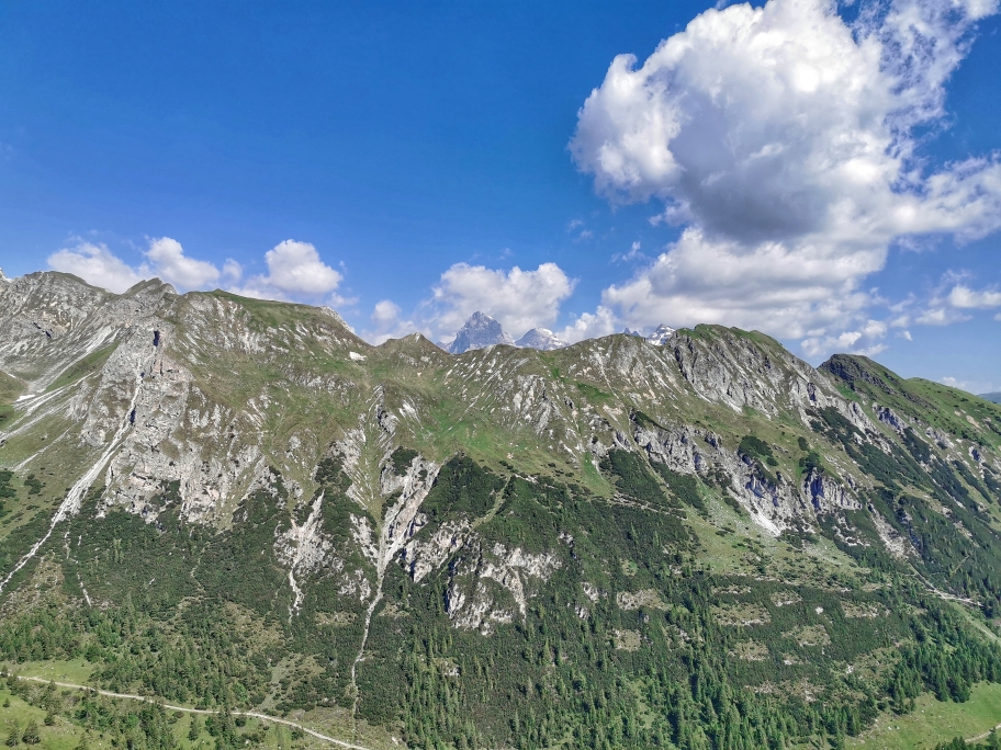 Der über 3.000m hohe Pflerscher Tribulaun steckt seine felsige Spitze in den Himmel