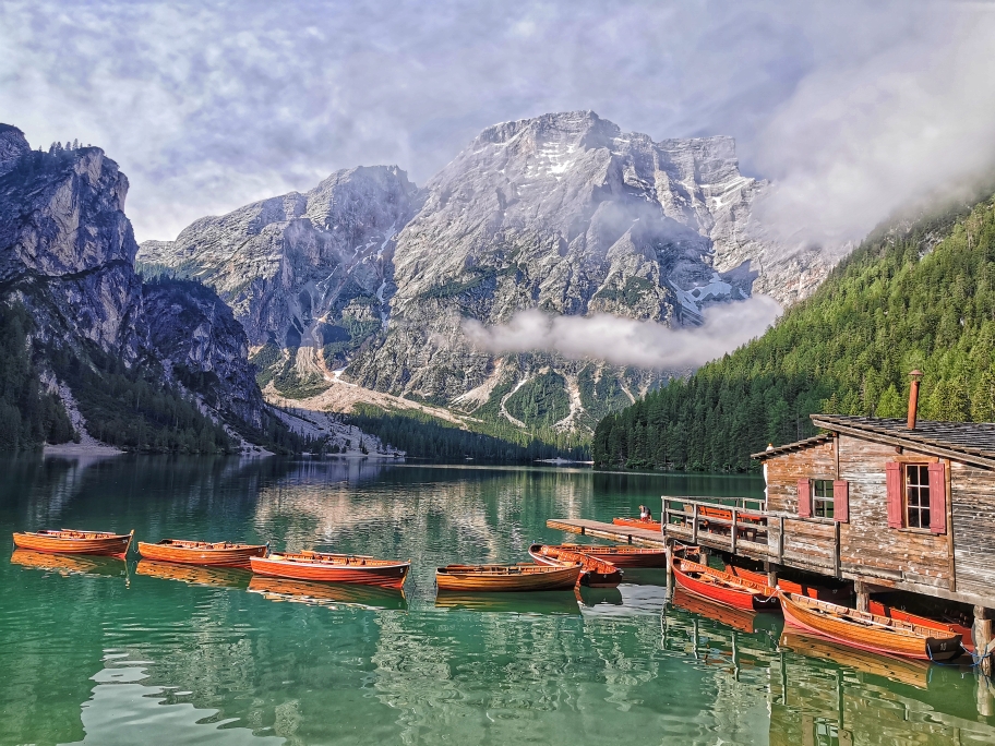 Traumkulisse: das Bootshaus und im Hintergrund der Seekofel