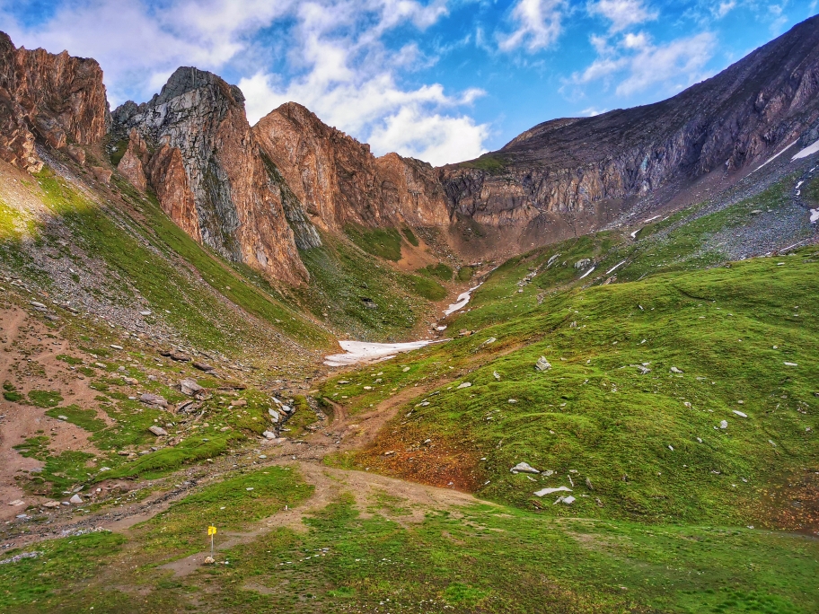 Ausblick an der Sajathütte, links die Rote Säule