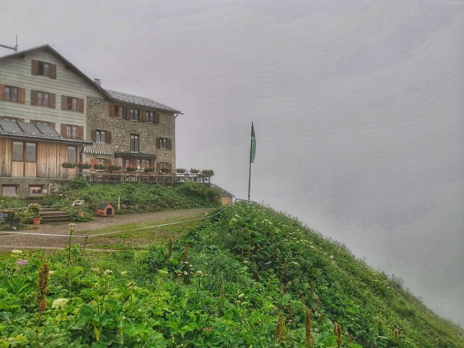 Morgens im Regen an der Kemptner Hütte