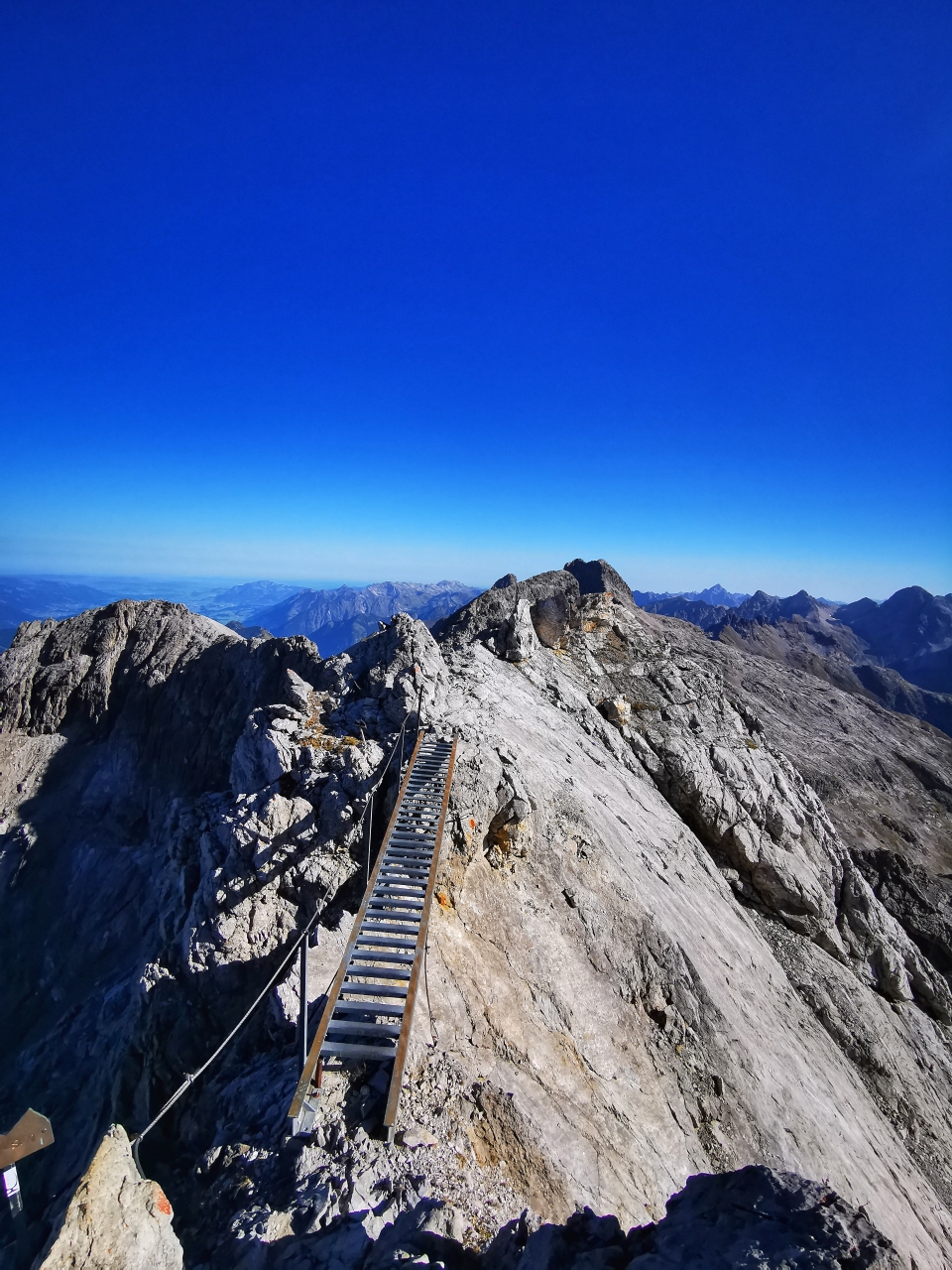 Mit Hilfe der Brücke überqueren wir einen Felsspalt