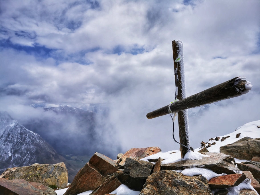 Das bescheidene Kreuz am Gipfel Im Hinteren Eis auf 3.270m