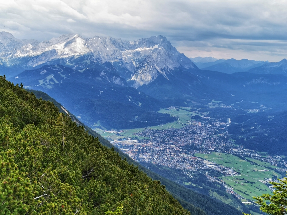 Garmisch - Partenkirchen, im Hintergrund die Zugspitze