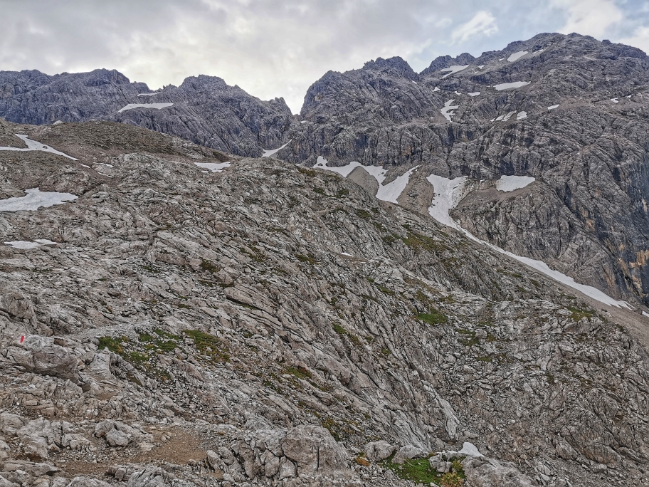 Das felsige Plateau, oben rechts unser erste Ziel das Hohe Licht
