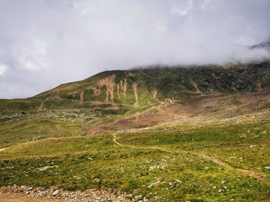 Aufstieg zur Breslauer Hütte, die aktuell oben in den Wolken liegt