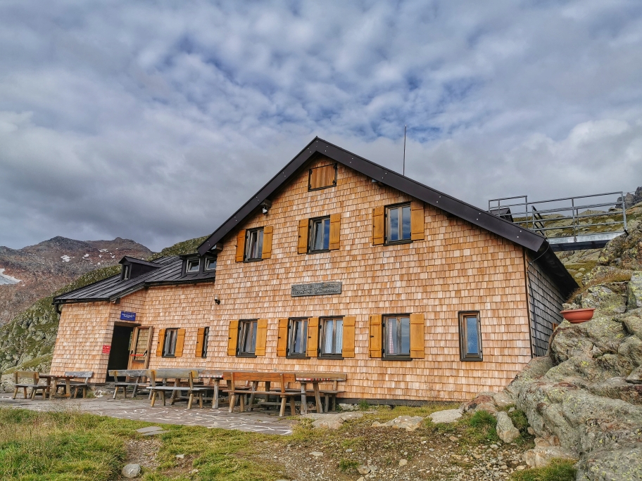 Die hübsche Magdeburger Hütte auf 2.427m