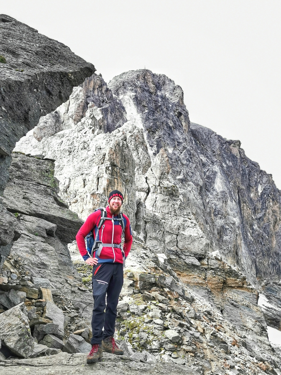 Vor den schroffen Wänden der Weißwandspitze