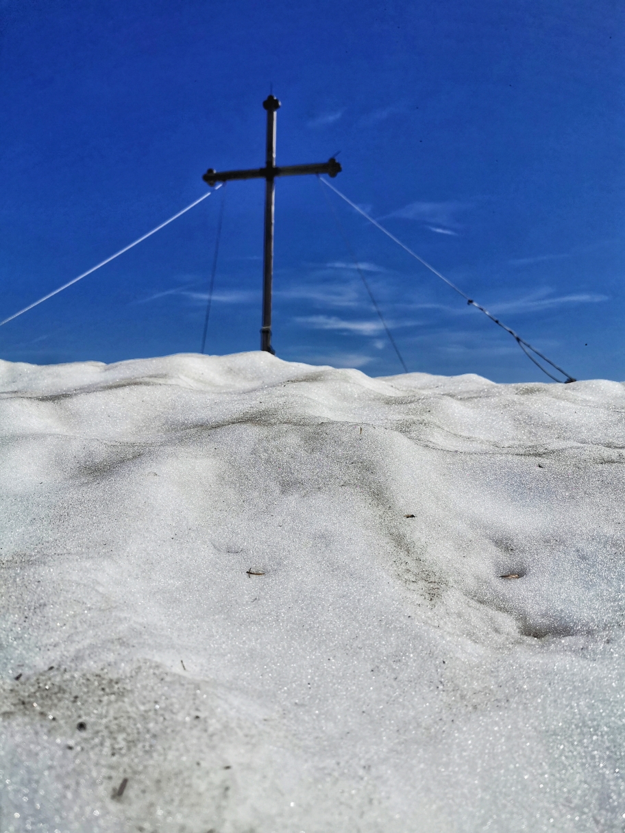 Vor dem Kreuz liegt noch ein Haufen Schnee