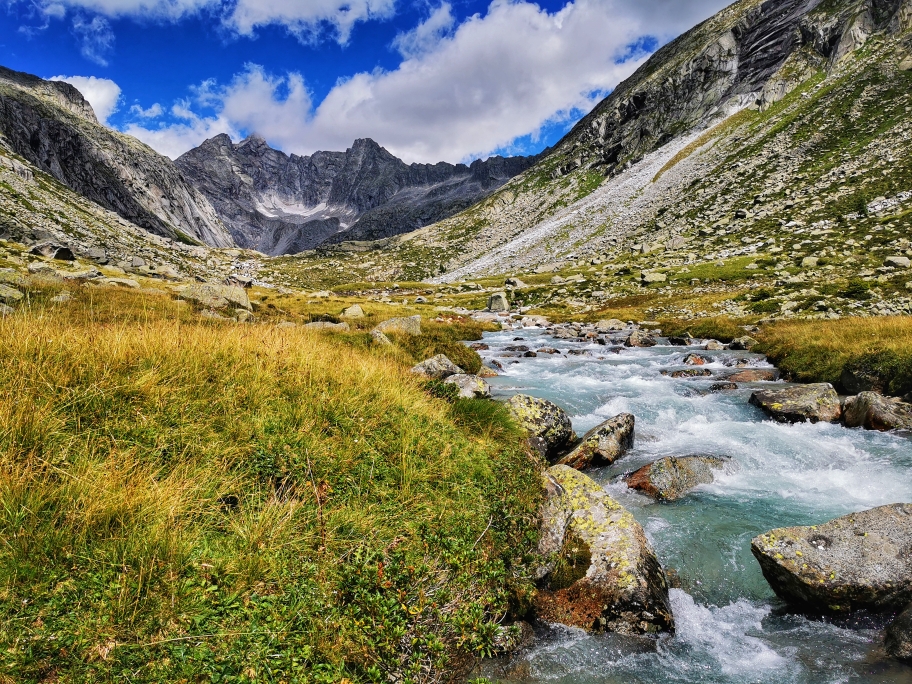 Traumhafter Blick ins Tal kurz vor dem Rifugio Adame