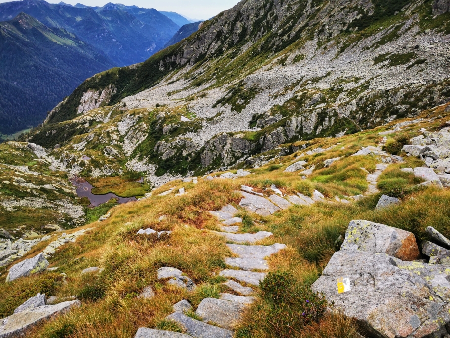 Auf kleinen Bergpfaden geht's Richtung Tal