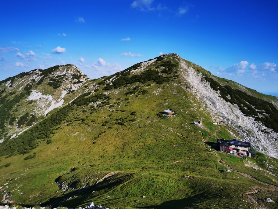 Die Weilheimer Hütte in der Morgensonne