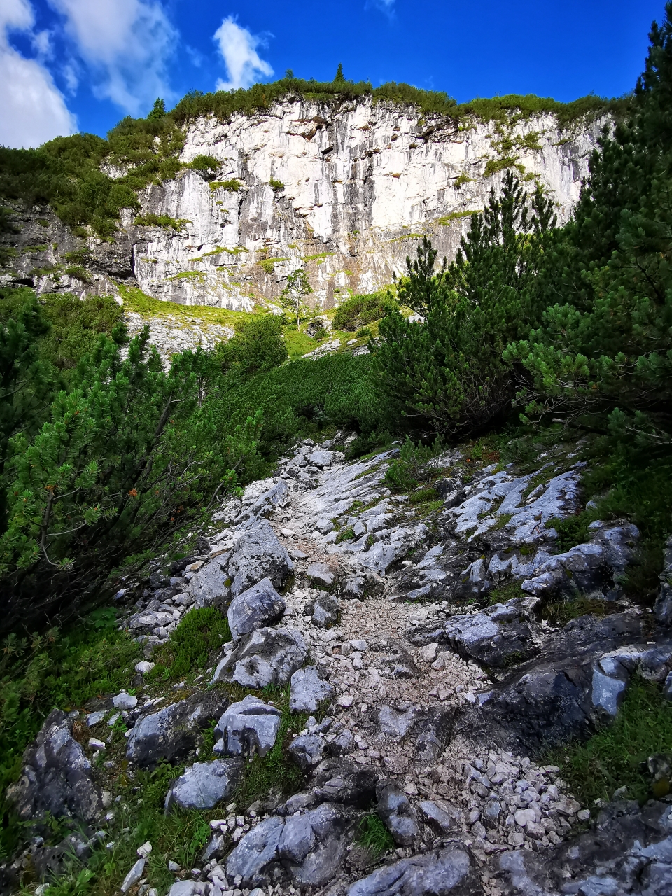 Der felsige Weg zur Knorrhütte