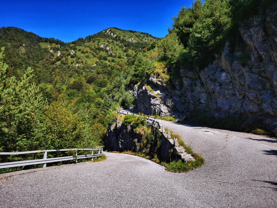 Ein Stück folge ich der steilen Bergstraße...