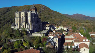 Les sabots d'isa à saint-bertrand-de-comminges, grand site touristique de la région occitanie