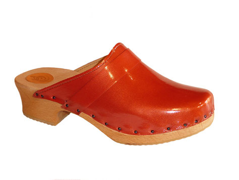 sabot suédois pour femme en cuir verni modèle Ida réalisé à la main et sur mesure par isa des sabots d'isa, maître artisan bottier sabotier