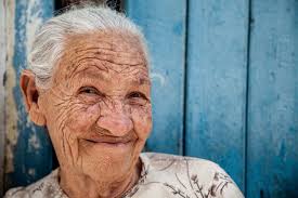 glückliche alte Frau