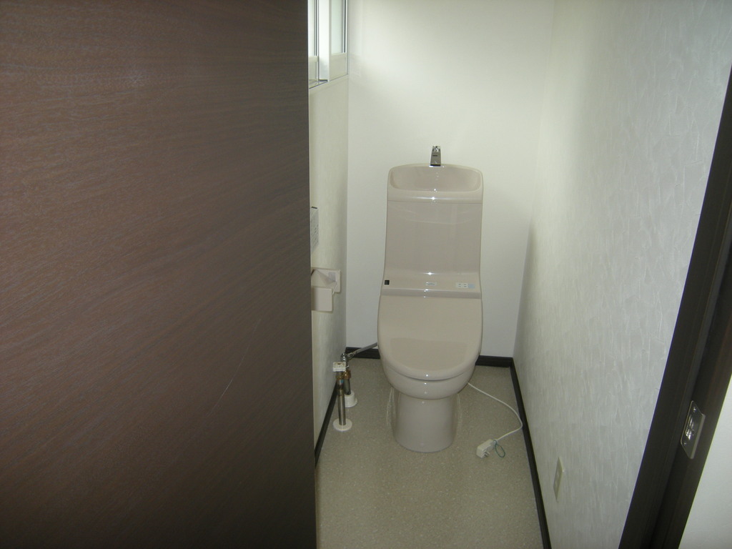 トイレ　床CF、天井、壁クロス貼、建具取替、便器取替