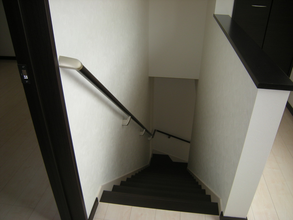 階段室　階段取替、天井、壁クロス貼、手摺取付