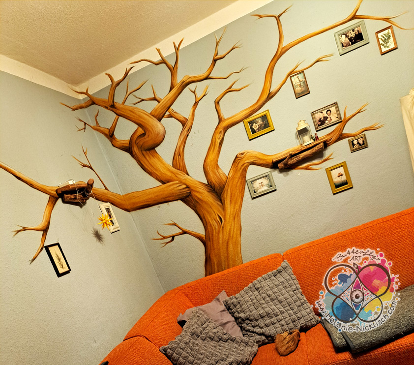 gemalter Baum im Wohnzimmer; Wandmalerei von Melanie Nicklisch in Diesbar-Seußltz der Gemeinde Nünchritz