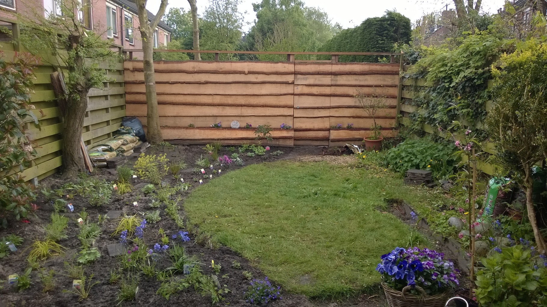 Tuinafscheiding van douglas schaaldelen met poort, Bergen