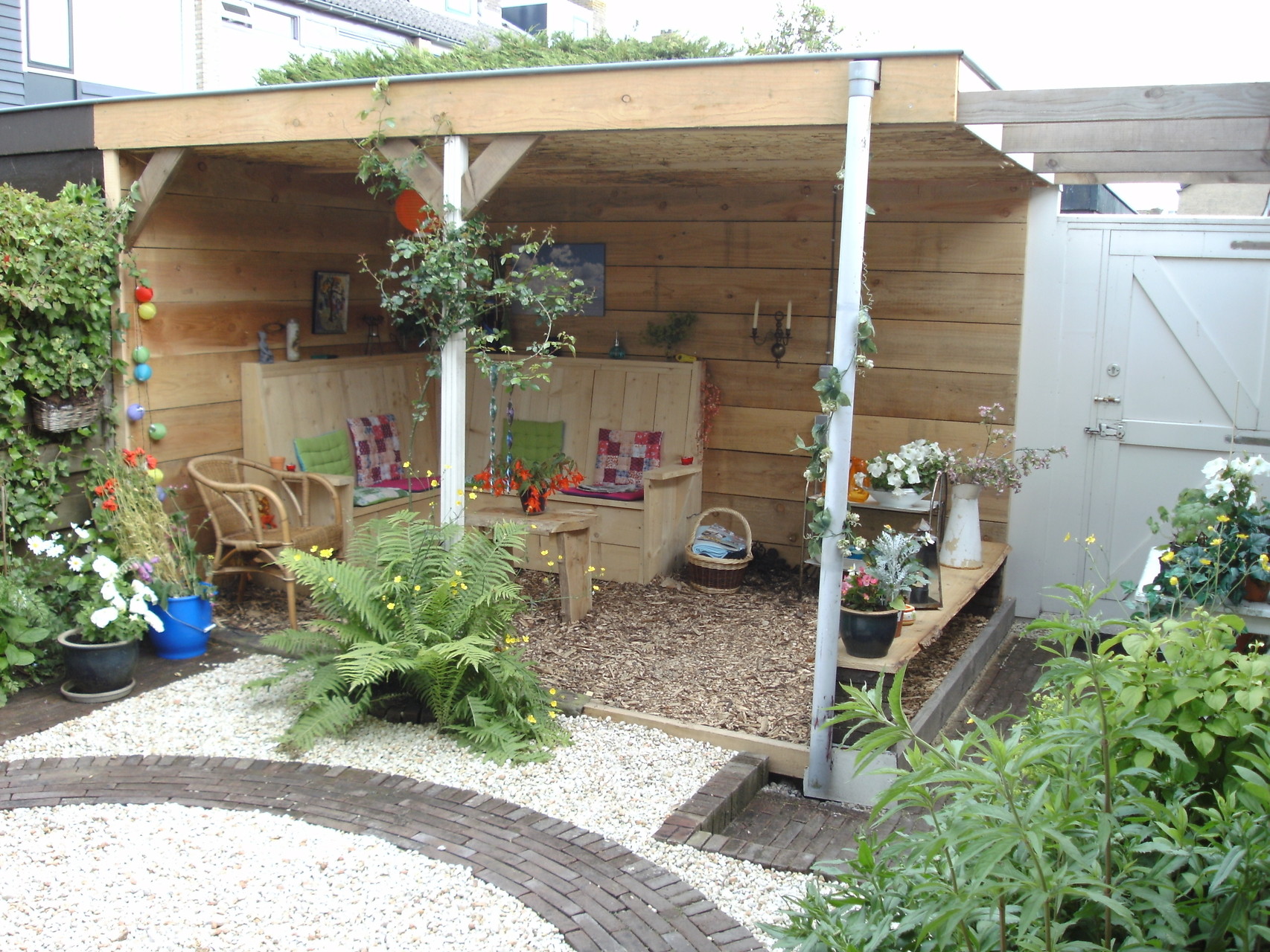 Restyling van oude tuinschuur met douglas planken, Bergen