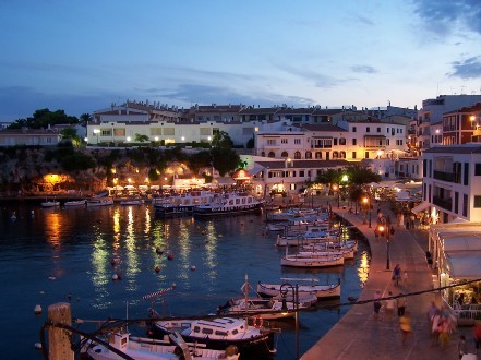 Der Hafen Cales Fonts bei Nacht
