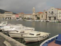 .Depuis le quai du canal de la Peyrade, avec le ciel et l'eau grise, les façades claires des maisons et bâtiments alignés avec tous les petits bateaux à quai, le MIAM est au fond avec sa façade rouge.#provence #art #ayniart