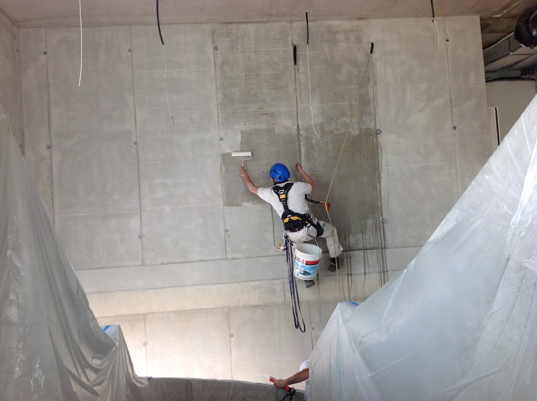 tinteggiatura pareti e soffitto vano scale