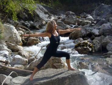 Yoga in der Natur an einem Bach in Garmisch