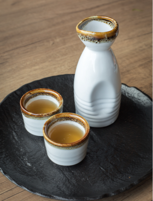 Was verrät die Farbe über einen Sake?