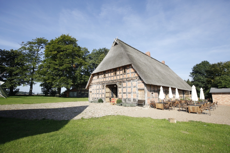 Kunstausstellung vor heimischer Kulisse