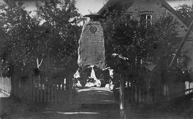 Aufnahme von 1922.    Kriegerdenkmal in Kutenholz - Von 164 Einberufenen waren 45 gefallen und 35 verwundet.