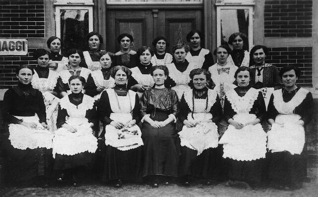 Teilnehmerinnen des Weißnäh- und Stickkurses zusammen mit der Leiterin des Seminars Katharina Schmalfeld (geb. Detjen) vor dem Haus von Kaufmann Joh.Detjen 1915 in Kutenholz.