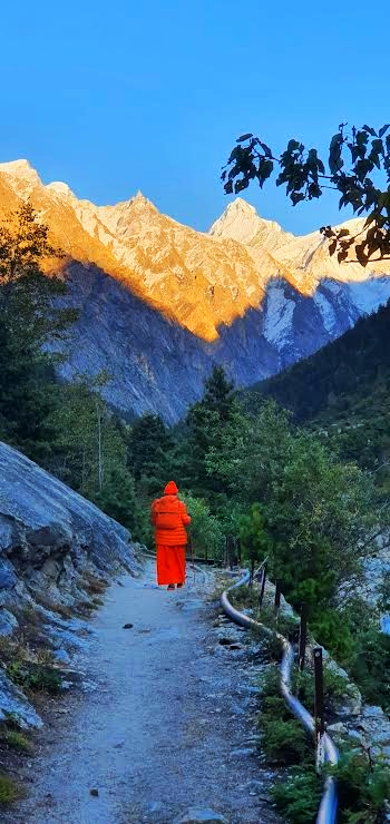 Lalita Mai en chemin vers les sources du Gange, Parc national de Gangotri, Himalaya