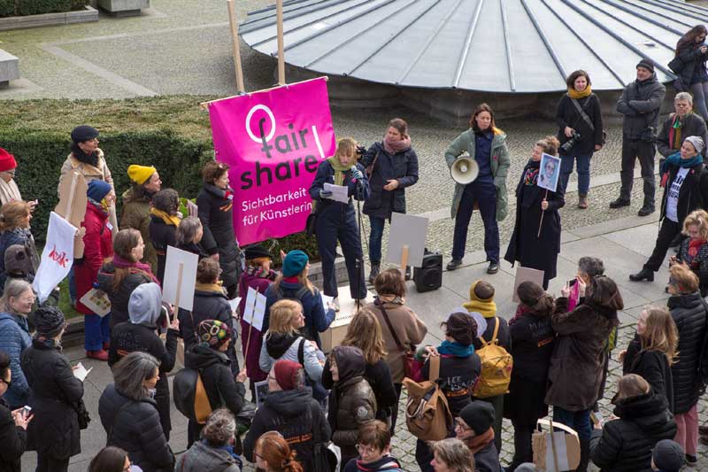 Demonstriert für FAIR SHARE – Sichtbarkeit für Künstlerinnen!