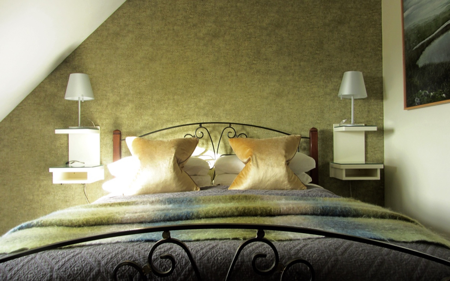 Double bed with stylish lamps, hotel style room, Clifden Bed and Breakfast