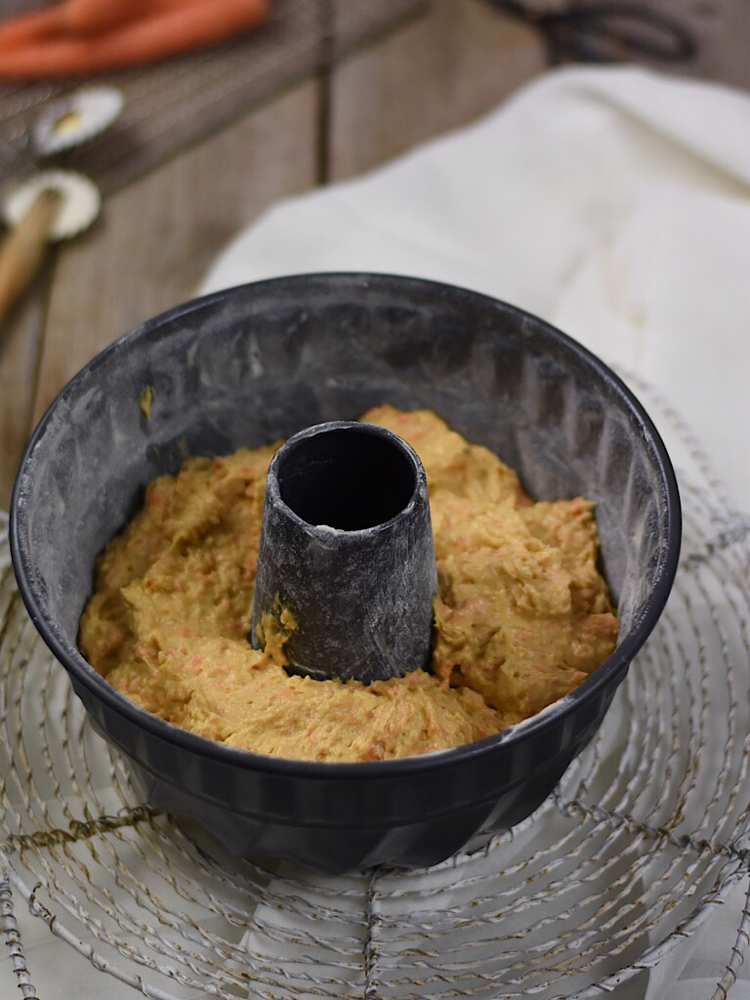 Apfel-Möhren-Gugel mit Frischkäse-Frosting